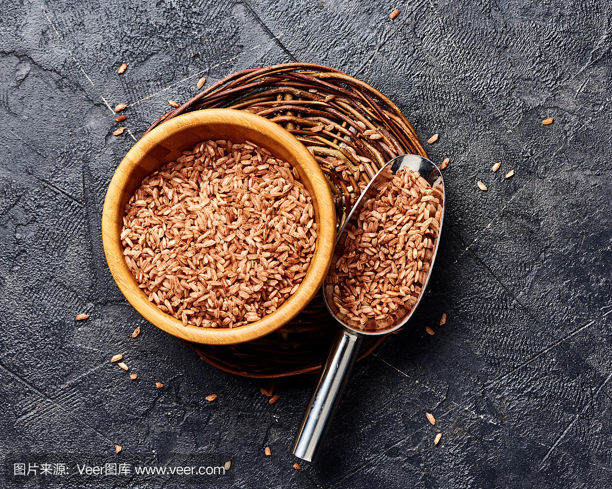 黑底木碗里的野生糙米。谷物的俯视图。